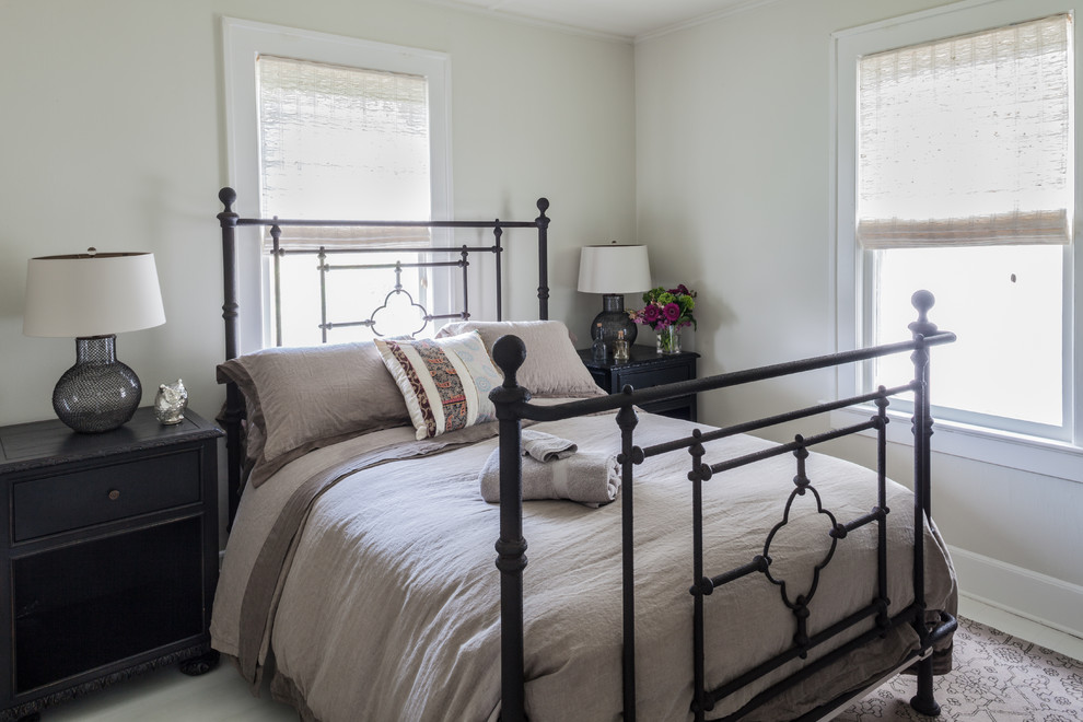 Klassisches Schlafzimmer mit grauer Wandfarbe in Newark