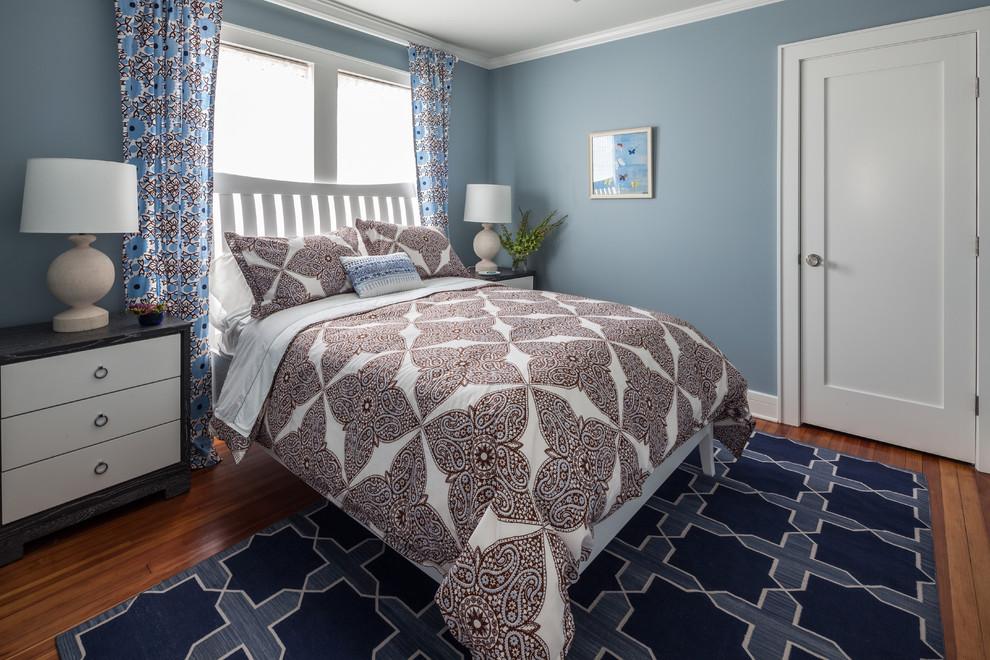 На фото: спальня в современном стиле с синими стенами с