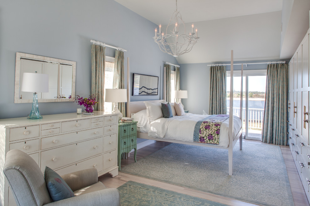 Идея дизайна: гостевая спальня среднего размера, (комната для гостей) в стиле неоклассика (современная классика) с синими стенами и светлым паркетным полом без камина