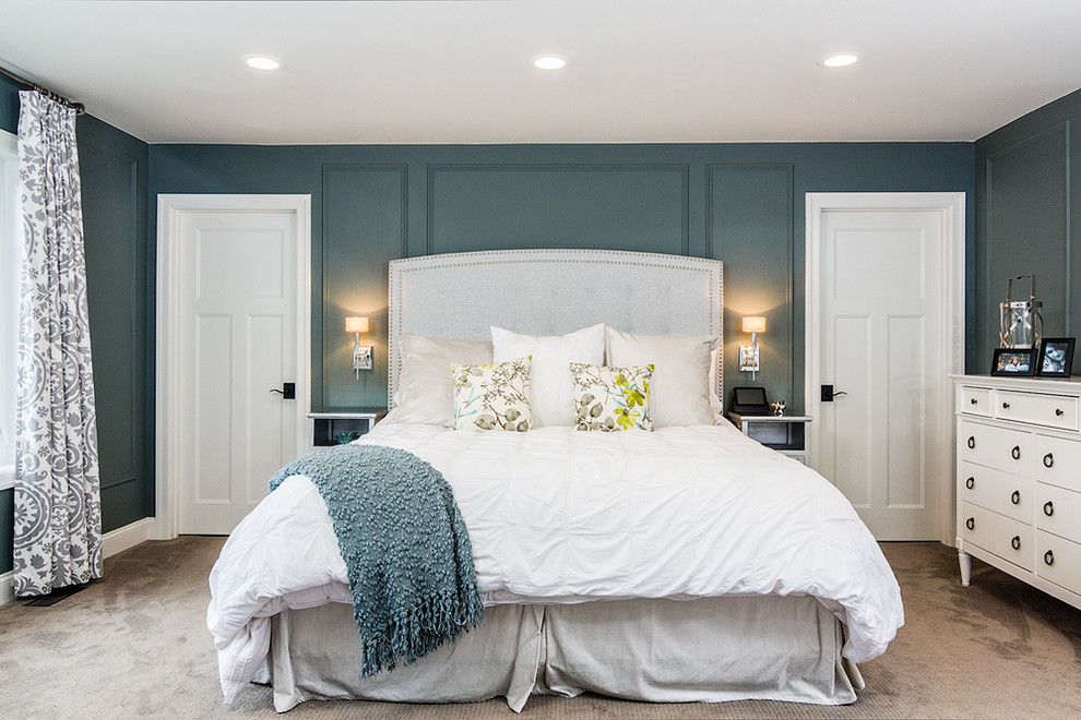 Modelo de dormitorio clásico con paredes azules y moqueta