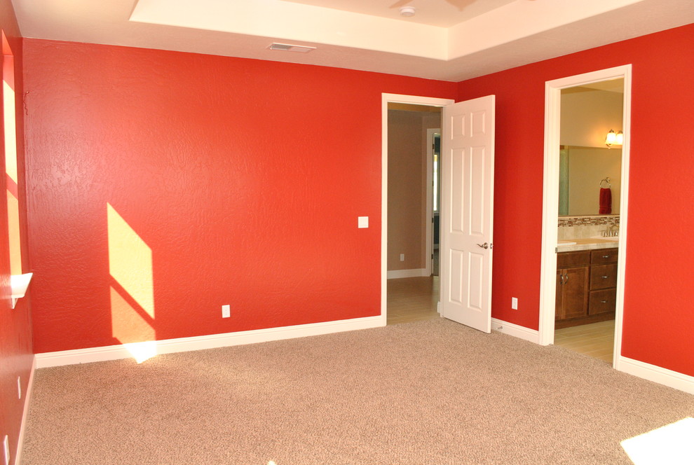 Foto de dormitorio clásico renovado con paredes rojas y moqueta