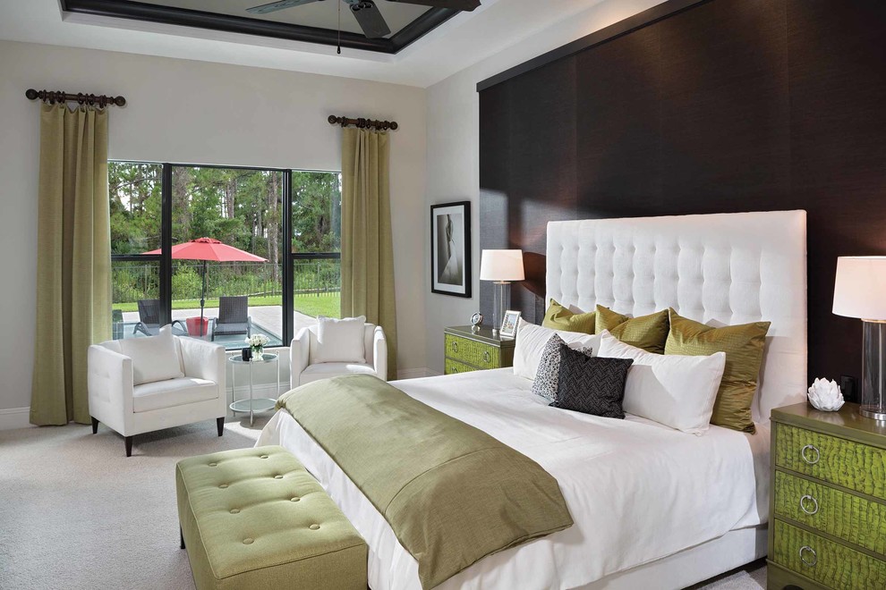 Идея дизайна: хозяйская спальня среднего размера в стиле неоклассика (современная классика) с серыми стенами и ковровым покрытием без камина