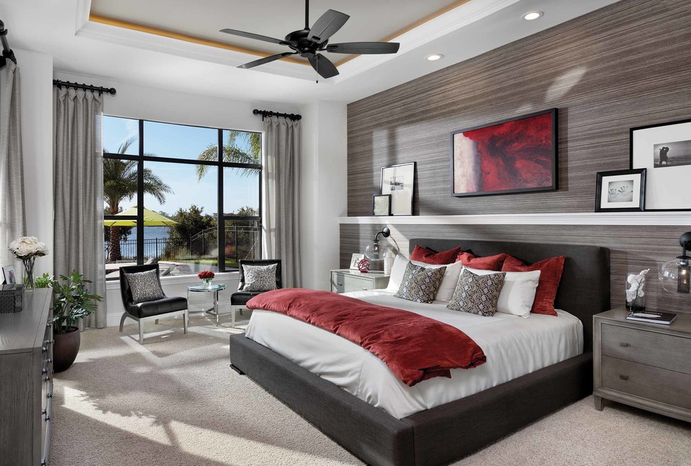 Mittelgroßes Modernes Hauptschlafzimmer mit grauer Wandfarbe, Teppichboden und Gaskamin in Orlando