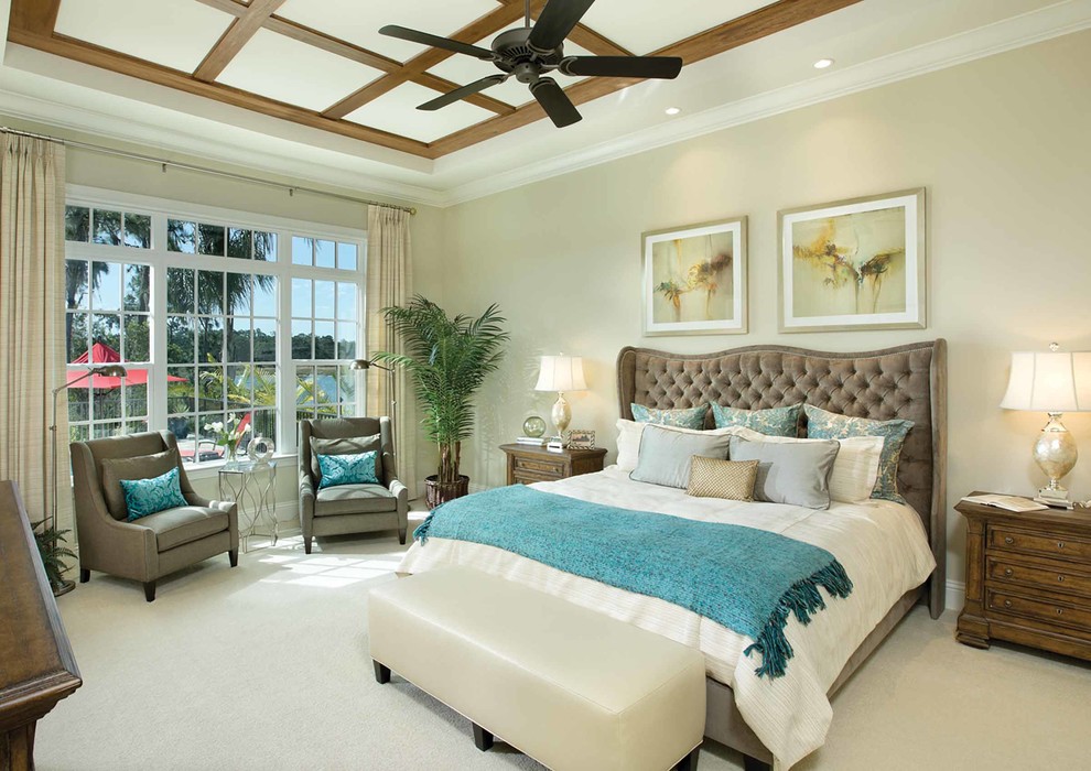 На фото: хозяйская спальня среднего размера в морском стиле с бежевыми стенами и ковровым покрытием без камина с