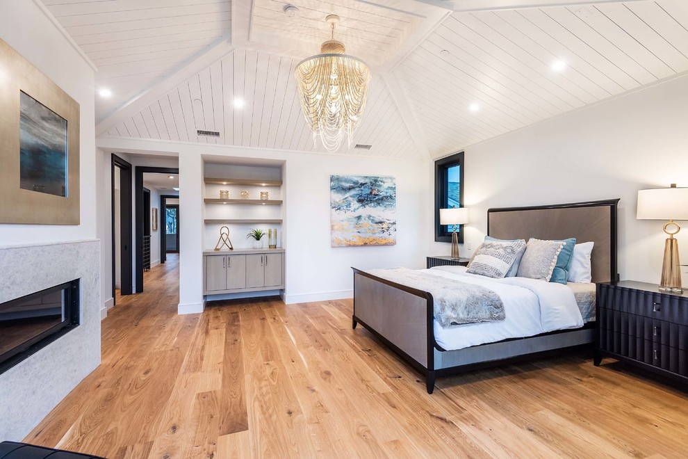 Foto de dormitorio principal costero de tamaño medio con paredes blancas, suelo de madera en tonos medios y suelo marrón