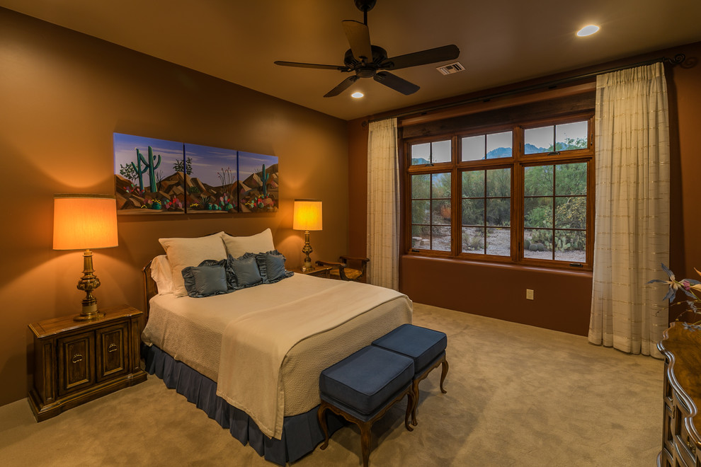 Foto de dormitorio principal de estilo americano con paredes marrones, moqueta y suelo beige