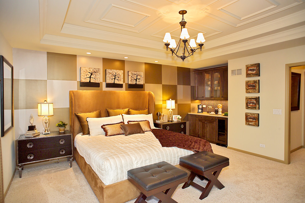Foto di una camera da letto design con pareti beige e moquette