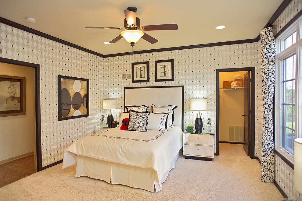 Esempio di una camera da letto design con pareti multicolore e moquette