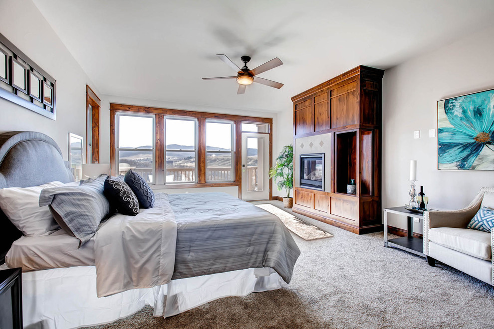 デンバーにあるトラディショナルスタイルのおしゃれな主寝室 (ベージュの壁、カーペット敷き、標準型暖炉、木材の暖炉まわり、ベージュの床) のレイアウト