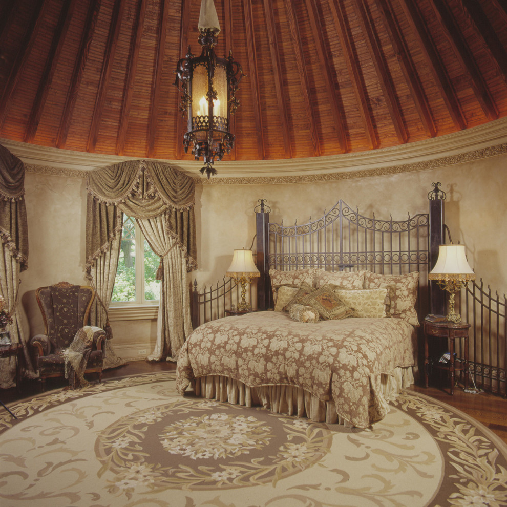 Esempio di una grande camera matrimoniale vittoriana con pareti beige e pavimento in legno massello medio