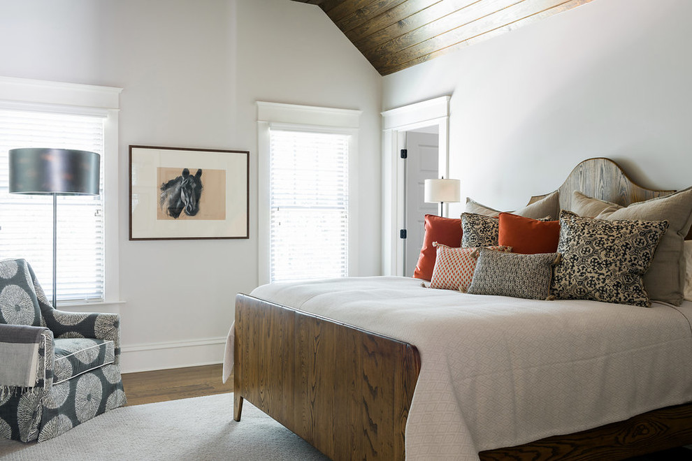 Foto de dormitorio principal costero de tamaño medio sin chimenea con paredes marrones, suelo de madera oscura y suelo marrón