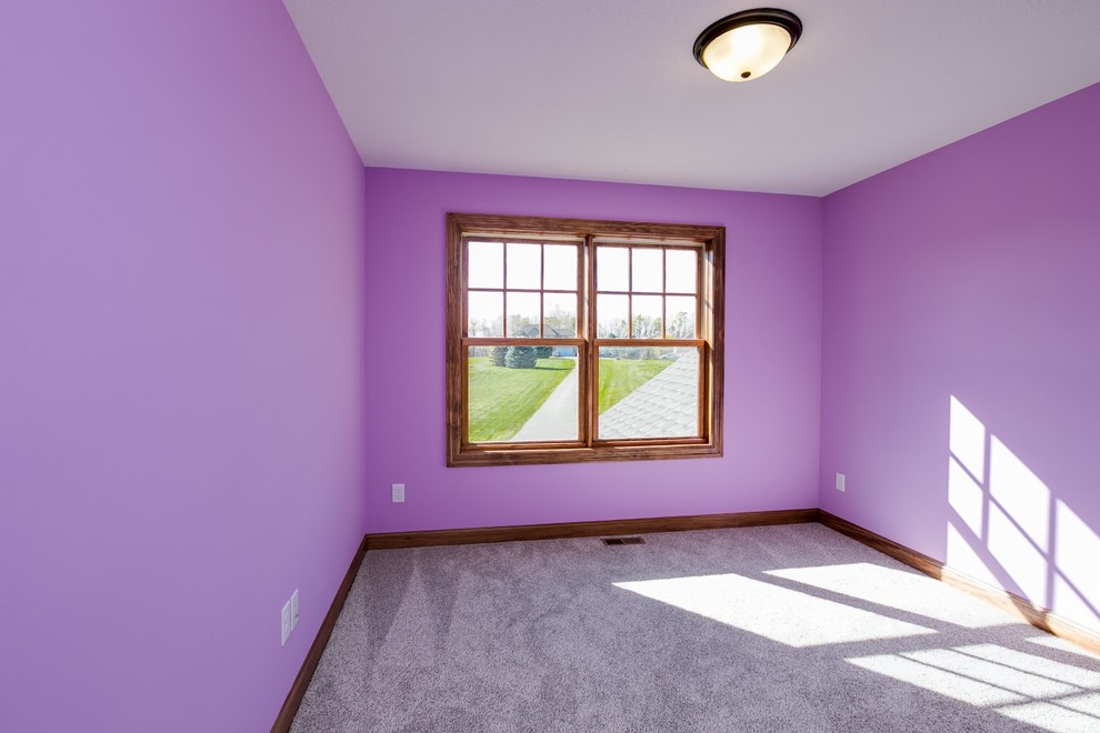 На фото: гостевая спальня среднего размера, (комната для гостей) в классическом стиле с фиолетовыми стенами и ковровым покрытием без камина