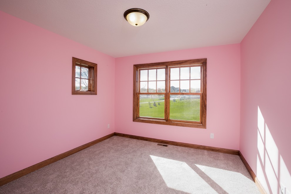 Cette image montre une chambre grise et rose traditionnelle de taille moyenne avec un mur violet et aucune cheminée.