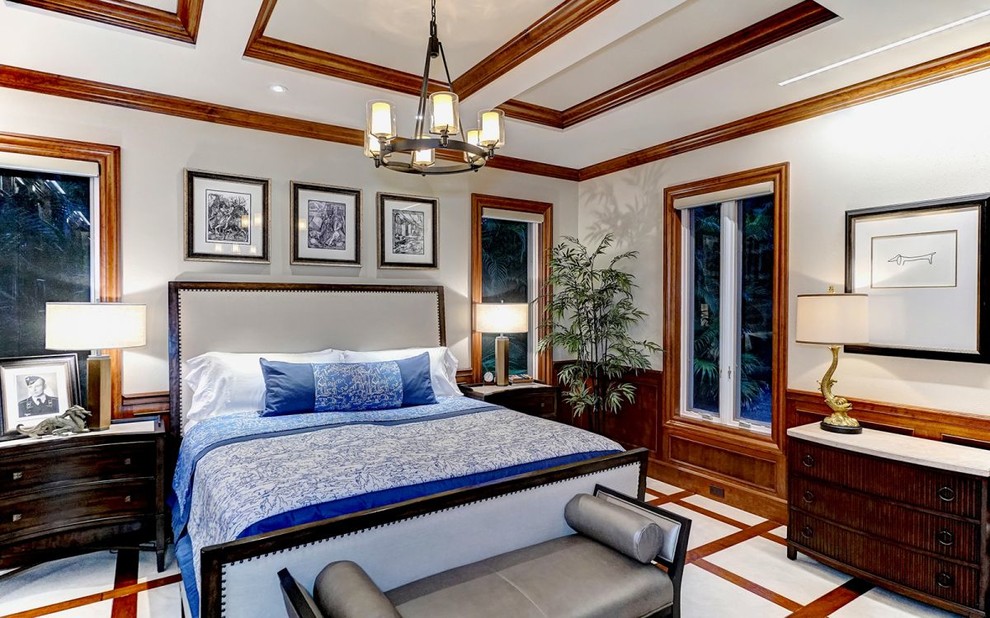 Mittelgroßes Stilmix Hauptschlafzimmer ohne Kamin mit weißer Wandfarbe, Teppichboden und beigem Boden in Tampa