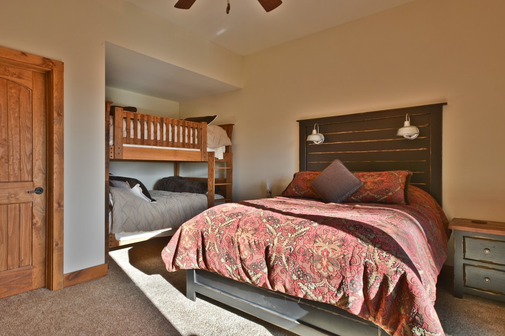 Modelo de habitación de invitados rústica de tamaño medio sin chimenea con paredes beige, moqueta y suelo beige