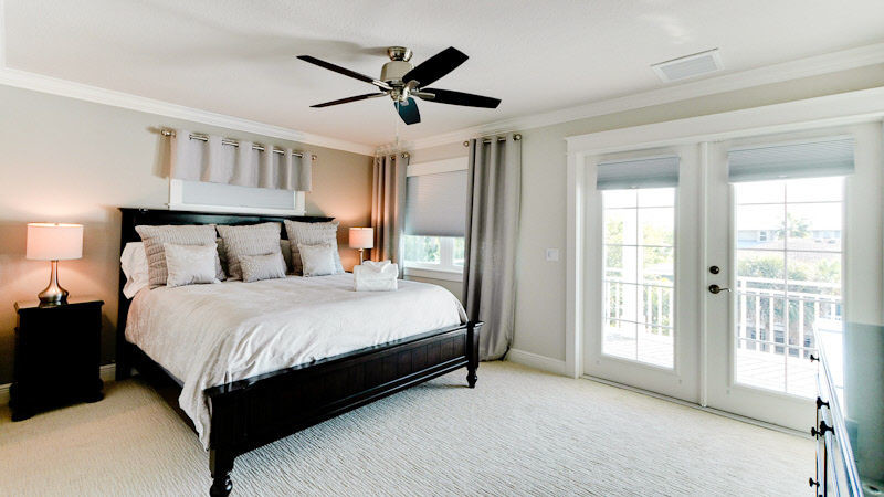 Пример оригинального дизайна: хозяйская спальня среднего размера в современном стиле с серыми стенами, ковровым покрытием и белым полом без камина