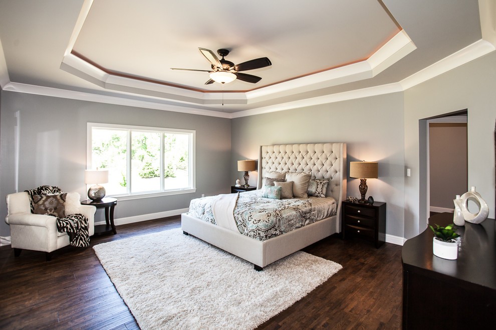 Foto de dormitorio principal clásico renovado grande con paredes grises y suelo de madera oscura