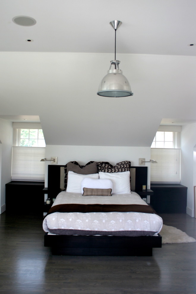 Idée de décoration pour une grande chambre d'amis design avec un mur blanc et un sol en bois brun.