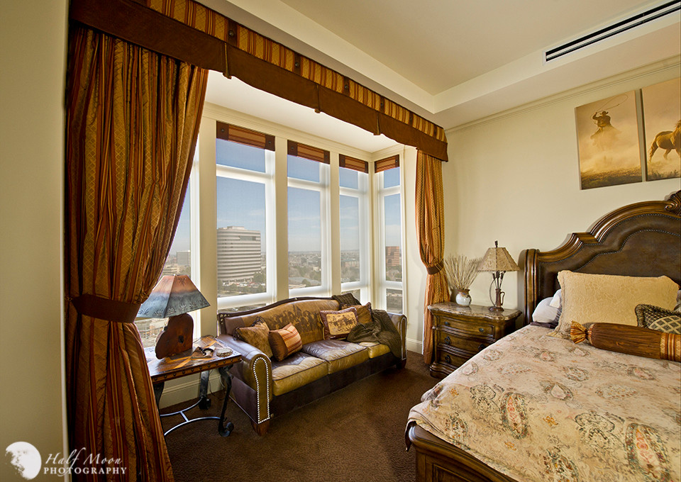 Imagen de dormitorio principal tradicional renovado grande con paredes beige, moqueta y marco de chimenea de baldosas y/o azulejos