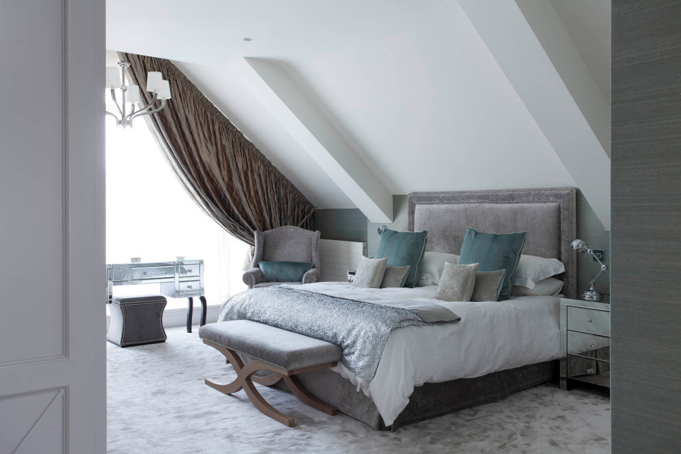 На фото: спальня в стиле неоклассика (современная классика) с белыми стенами, ковровым покрытием и серым полом