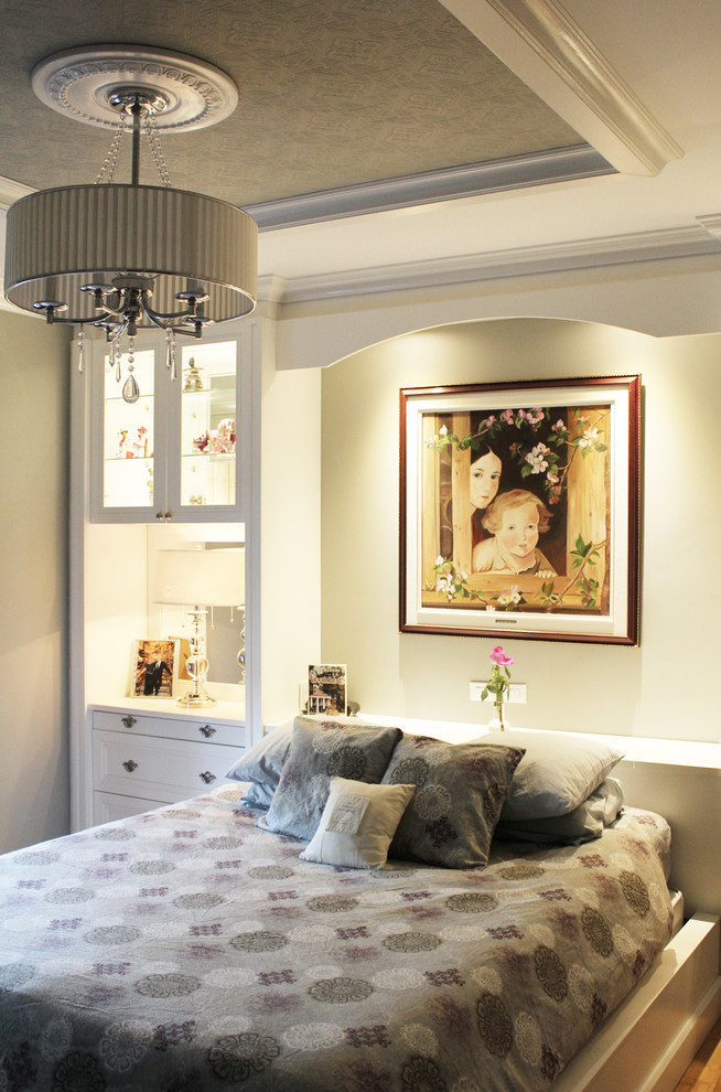 Foto de dormitorio principal tradicional renovado pequeño con paredes grises, suelo de madera en tonos medios y suelo marrón