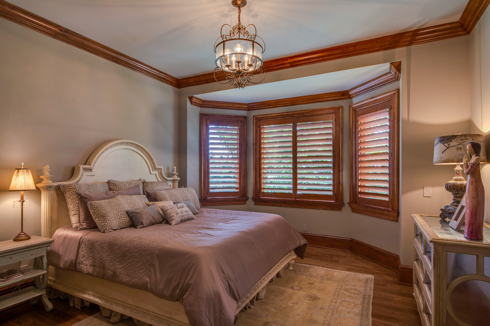 Imagen de habitación de invitados tradicional renovada grande sin chimenea con paredes grises y suelo de madera en tonos medios