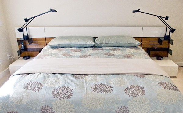 На фото: большая хозяйская спальня в стиле модернизм с бежевыми стенами и ковровым покрытием