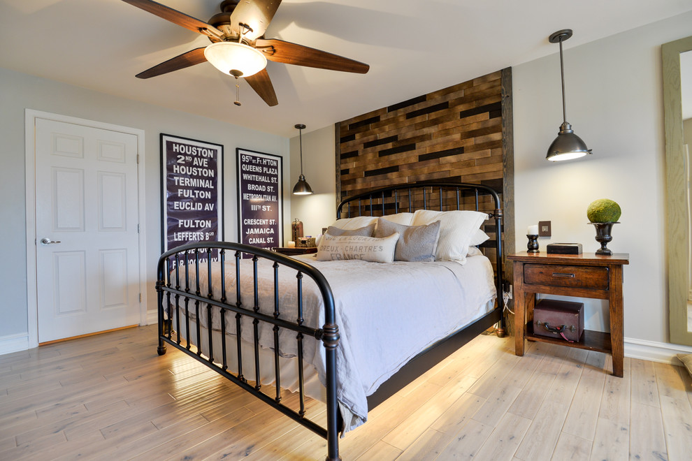 Diseño de dormitorio principal tradicional renovado grande con paredes grises y suelo de madera clara