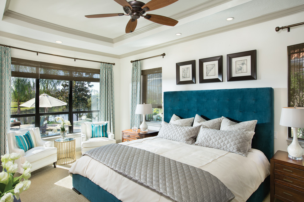 Klassisches Schlafzimmer mit weißer Wandfarbe und Teppichboden in Tampa