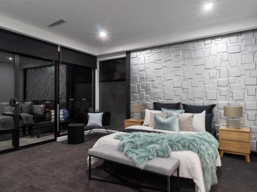 Großes Modernes Hauptschlafzimmer mit bunten Wänden, Teppichboden, braunem Boden, eingelassener Decke und vertäfelten Wänden in Adelaide