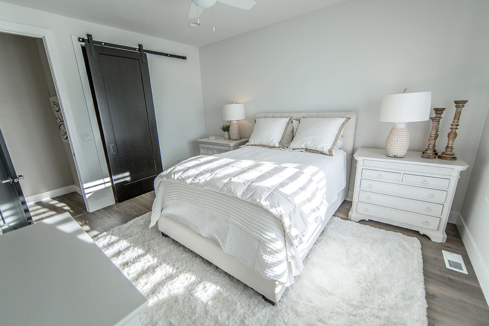 Стильный дизайн: хозяйская спальня среднего размера в стиле кантри с серыми стенами, серым полом и полом из ламината без камина - последний тренд