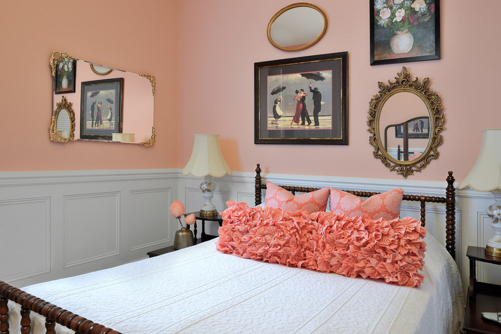 Imagen de habitación de invitados tradicional de tamaño medio sin chimenea con paredes rosas