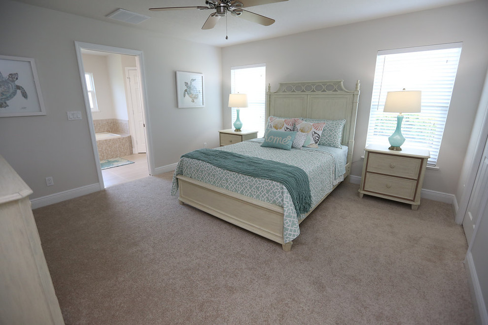 Ejemplo de dormitorio principal costero de tamaño medio sin chimenea con paredes grises, moqueta y suelo gris