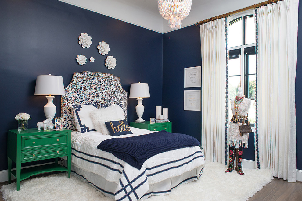 他の地域にあるトラディショナルスタイルのおしゃれな寝室 (青い壁) のレイアウト