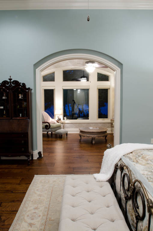 Свежая идея для дизайна: огромная хозяйская спальня в классическом стиле с синими стенами, светлым паркетным полом, стандартным камином и фасадом камина из дерева - отличное фото интерьера