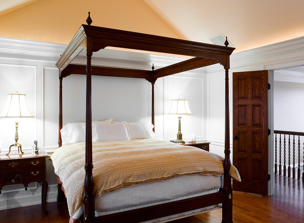 Diseño de dormitorio principal de tamaño medio sin chimenea con paredes blancas y suelo de madera clara