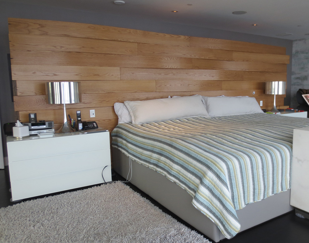 Großes Hauptschlafzimmer ohne Kamin mit grauer Wandfarbe und Laminat in New York
