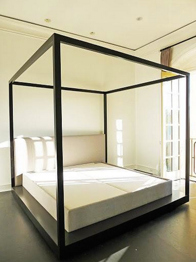Ejemplo de dormitorio principal minimalista grande con paredes blancas y suelo de cemento