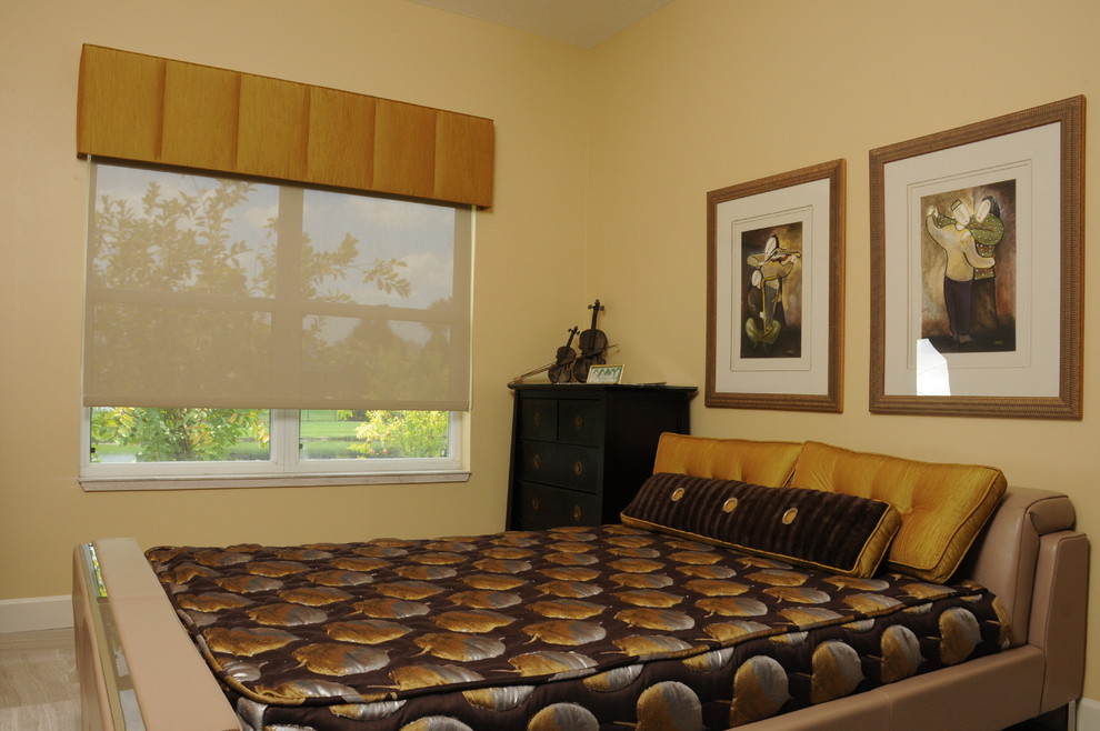На фото: хозяйская спальня среднего размера в стиле неоклассика (современная классика) с желтыми стенами, полом из керамогранита и бежевым полом без камина с