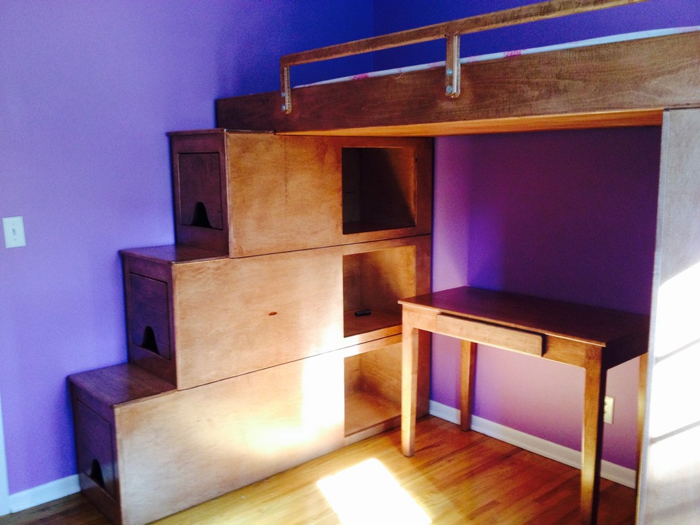 Источник вдохновения для домашнего уюта: гостевая спальня (комната для гостей) в стиле ретро с фиолетовыми стенами и светлым паркетным полом без камина