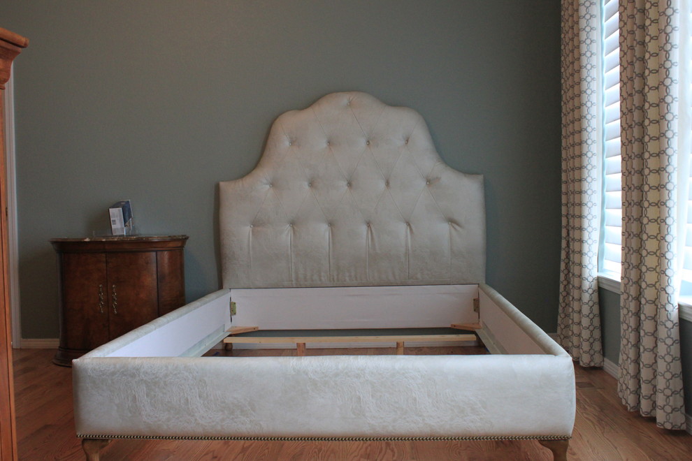 Идея дизайна: хозяйская спальня среднего размера в классическом стиле с синими стенами и светлым паркетным полом