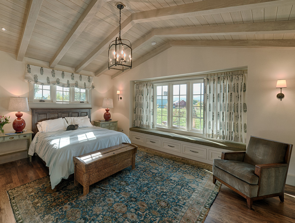 デンバーにある広いカントリー風のおしゃれな客用寝室 (白い壁、合板フローリング、暖炉なし) のインテリア