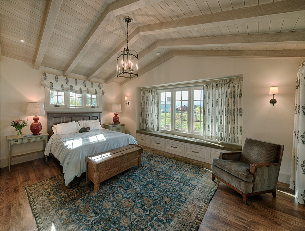 Immagine di una grande camera degli ospiti country con pareti bianche, pavimento in compensato e nessun camino