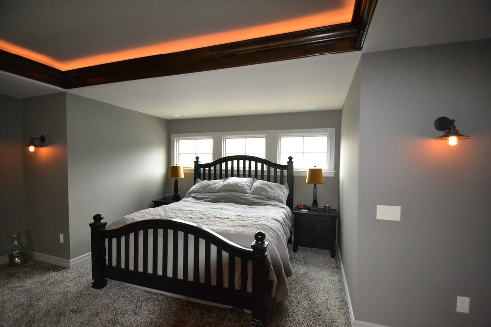インディアナポリスにある広いコンテンポラリースタイルのおしゃれな主寝室 (グレーの壁、カーペット敷き、暖炉なし) のレイアウト