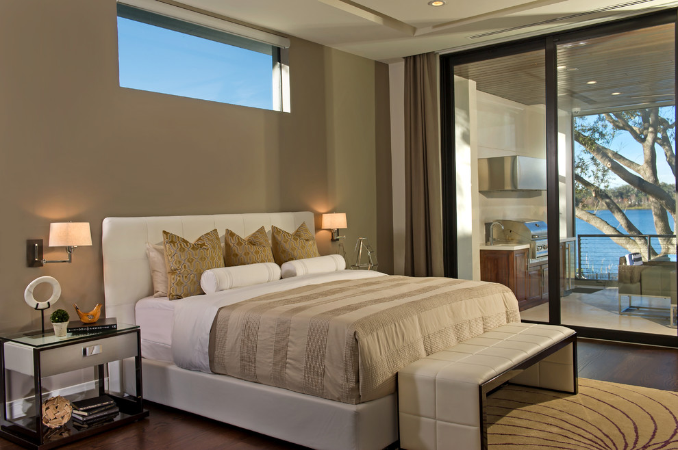 Свежая идея для дизайна: спальня в современном стиле с серыми стенами и темным паркетным полом - отличное фото интерьера