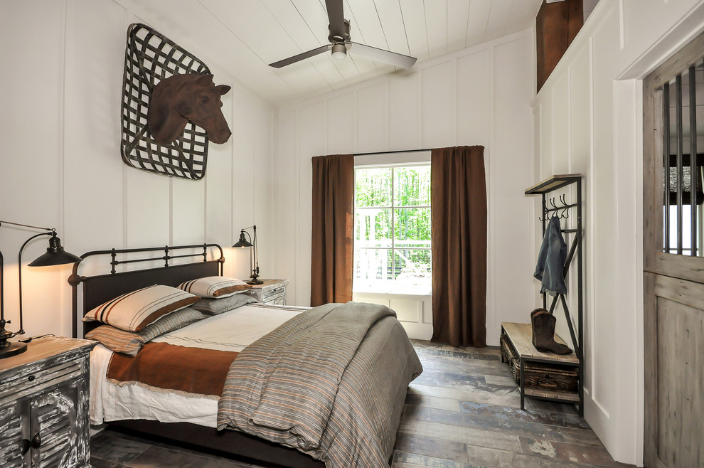Ejemplo de habitación de invitados de estilo de casa de campo sin chimenea con paredes blancas y suelo multicolor