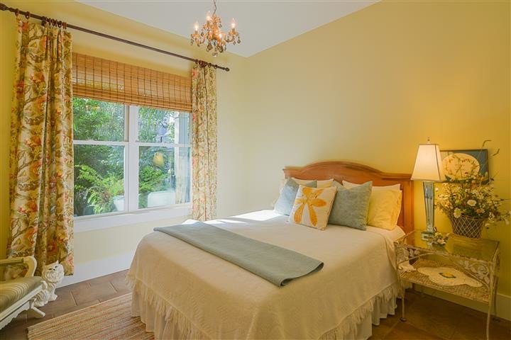 Стильный дизайн: гостевая спальня (комната для гостей) в классическом стиле с белыми стенами и паркетным полом среднего тона - последний тренд
