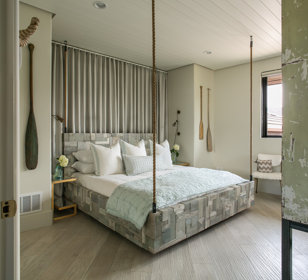 Diseño de habitación de invitados actual de tamaño medio sin chimenea con paredes beige y suelo de madera clara