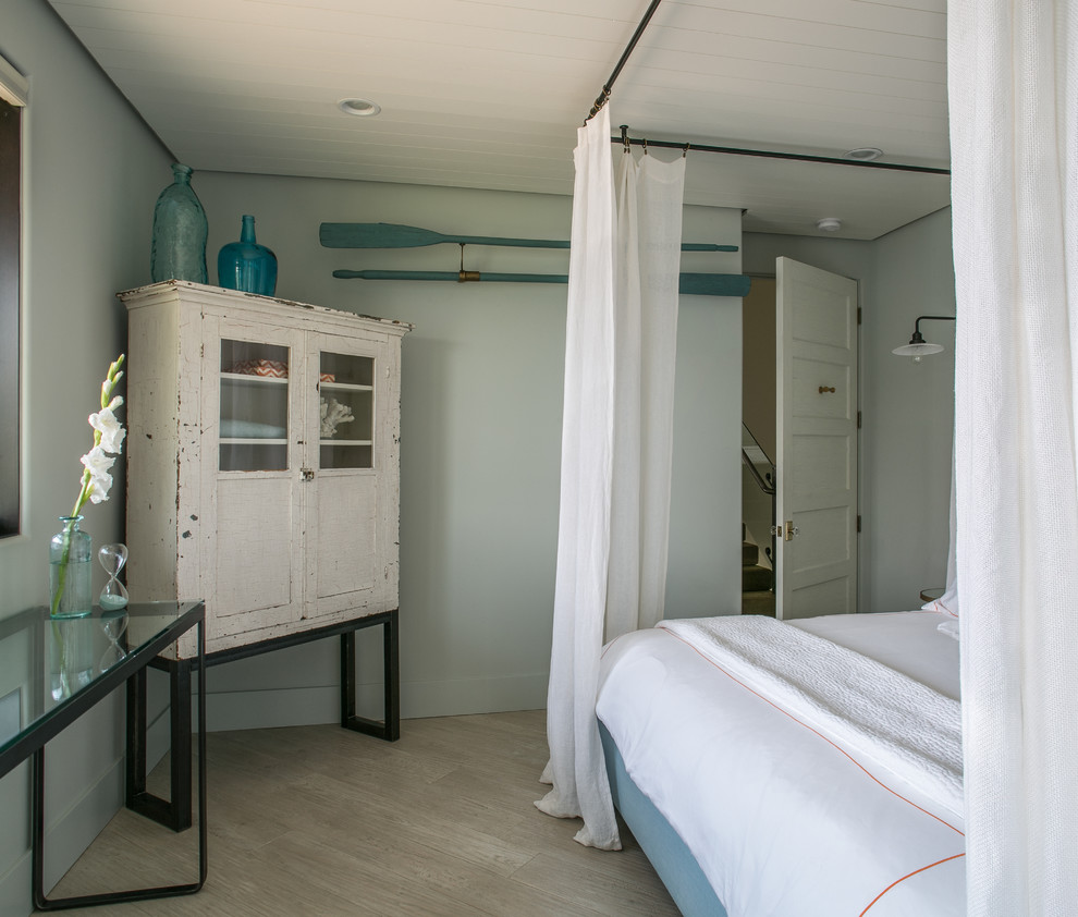 Стильный дизайн: гостевая спальня среднего размера, (комната для гостей) в современном стиле с синими стенами и светлым паркетным полом без камина - последний тренд
