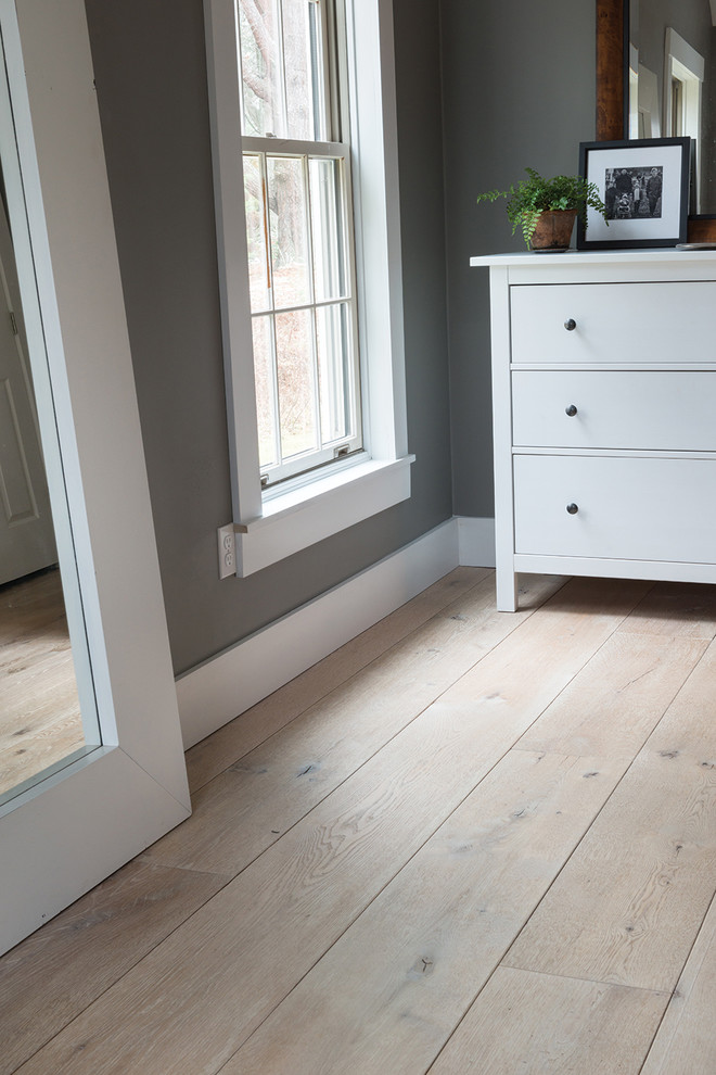 Imagen de habitación de invitados clásica renovada con paredes grises y suelo de madera clara